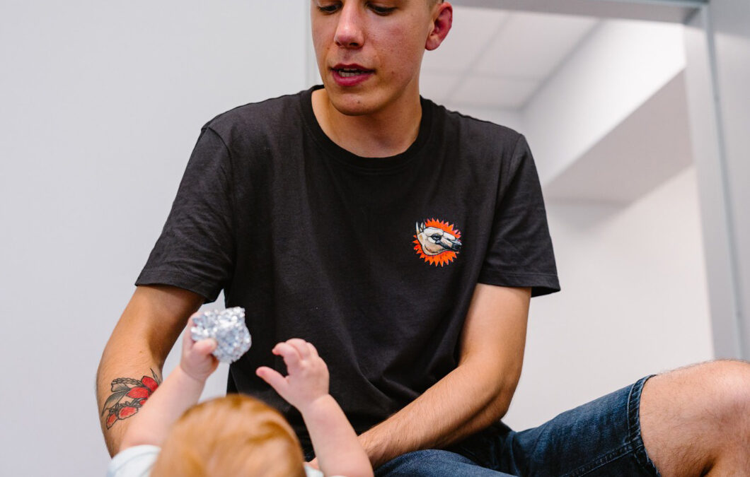 Kolki niemowlęce a osteopatia pediatryczna – dlaczego problem nie zaczyna się w brzuchu